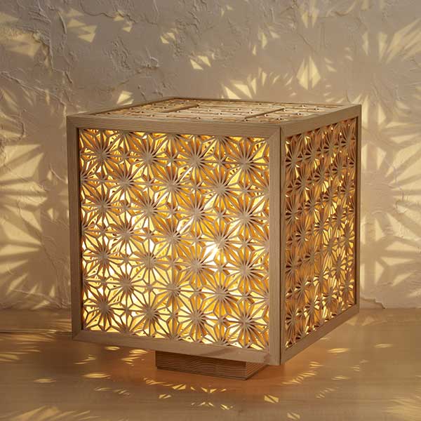 Artisanat kumiko　Lanterne andon - Grande, cubique, feuilles de chanvre sur les quatre côtés, cèdre d’Akita, W29×H34×D29cm